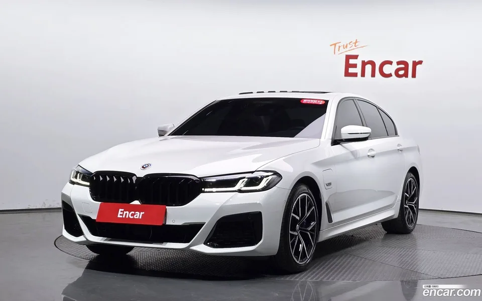 BMW 5 Series 530e M 2023 — фото 1, купить с доставкой в Москву