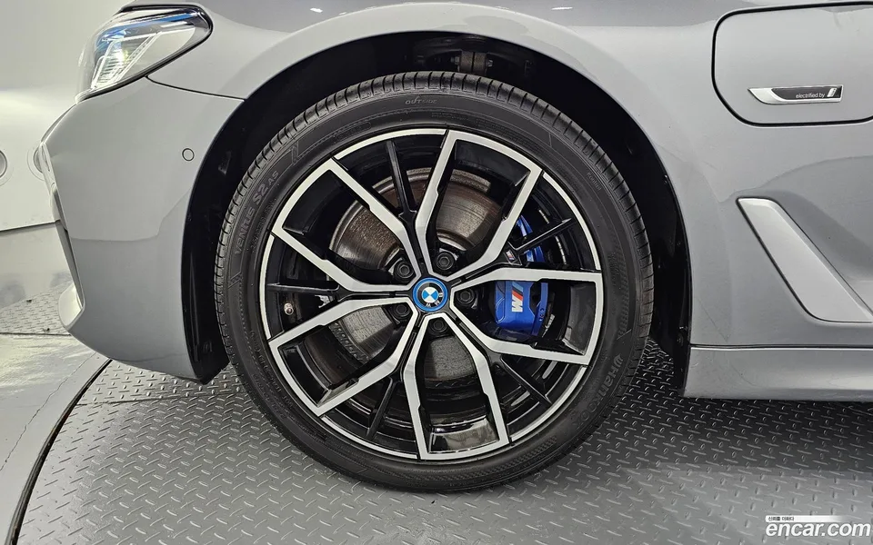 BMW 5 Series 530e M 2023 — миниатюра 2