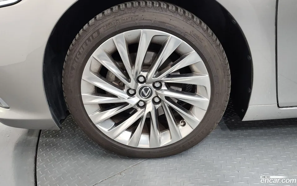 Lexus ES 300h 2022 — миниатюра 5