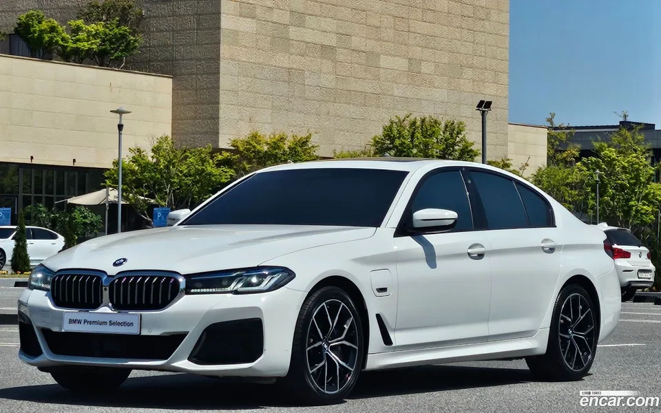 BMW 5 Series 530e M 2023 — фото 1, купить с доставкой в Москву