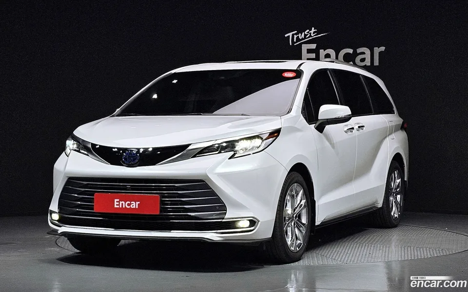 Toyota Sienna 2.5 2WD 2022 — фото 1, купить с доставкой в Москву