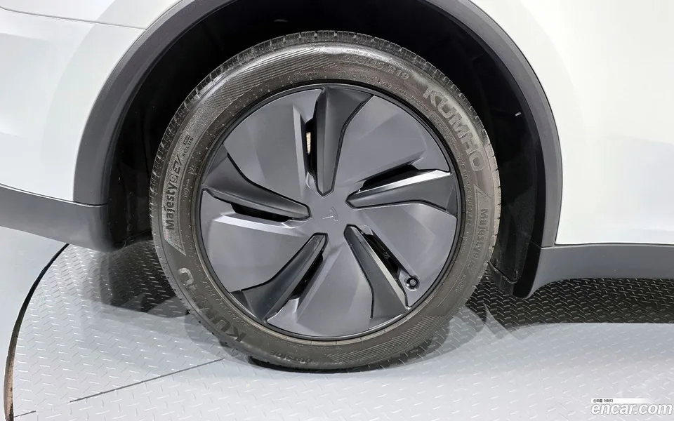 Tesla Model Y RWD 2025 — миниатюра 5