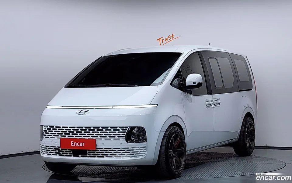 Hyundai Staria 5 2023 — фото 1, купить с доставкой в Москву