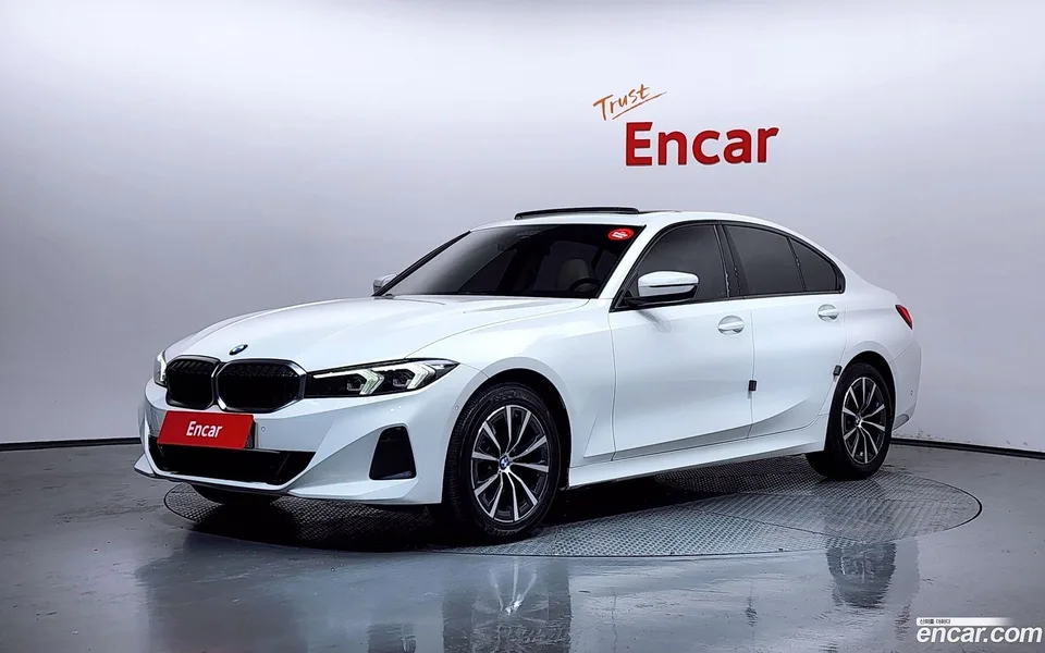 BMW 3 Series 320i 2023 — фото 1, купить с доставкой в Москву