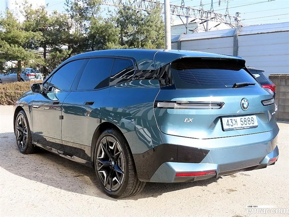BMW iX xDrive50 2022 — миниатюра 3