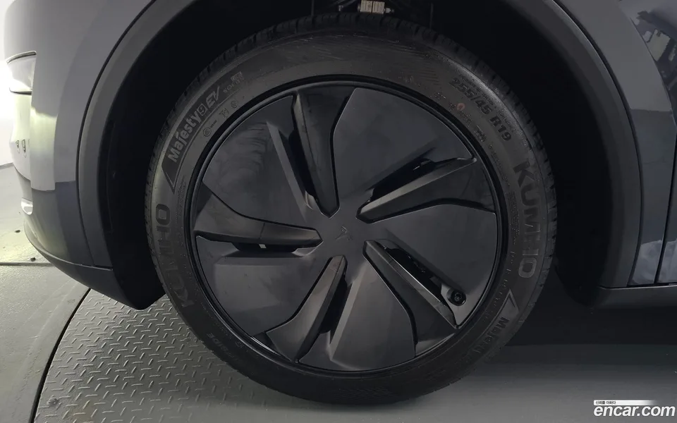 Tesla Model Y RWD 2025 — миниатюра 5