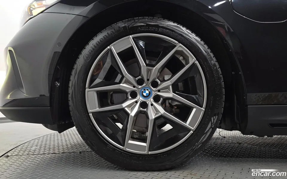 BMW 5 Series 530e 2025 — миниатюра 5
