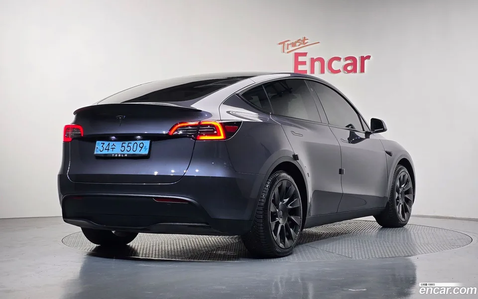 Tesla Model Y RWD 2023 — миниатюра 2