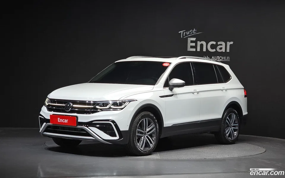 Volkswagen Tiguan Allspace 2.0 TSI 2023 — фото 1, купить с доставкой в Москву
