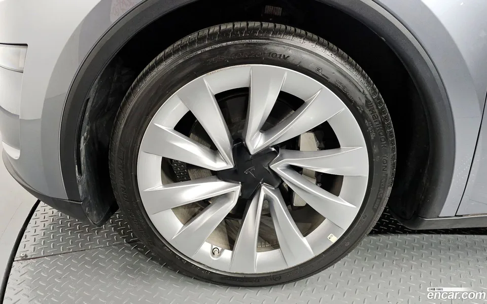 Tesla Model Y AWD 2025 — миниатюра 2