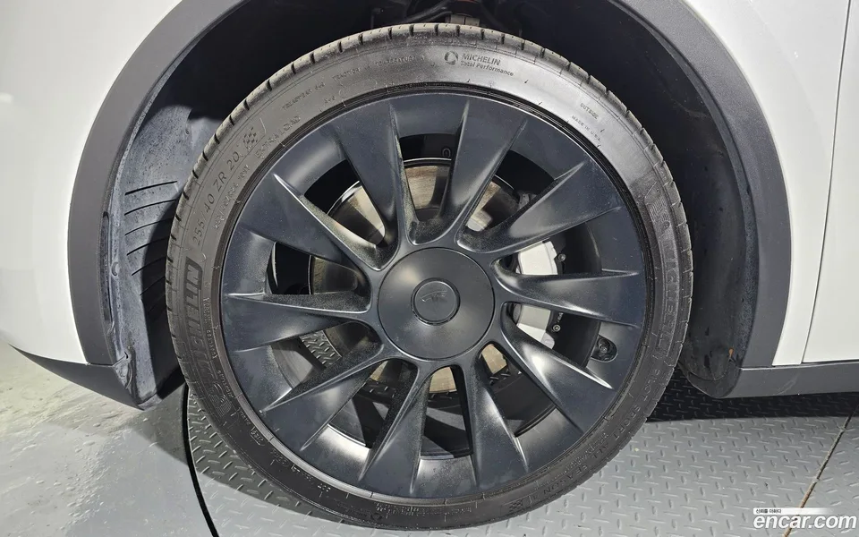 Tesla Model Y RWD 2024 — миниатюра 2