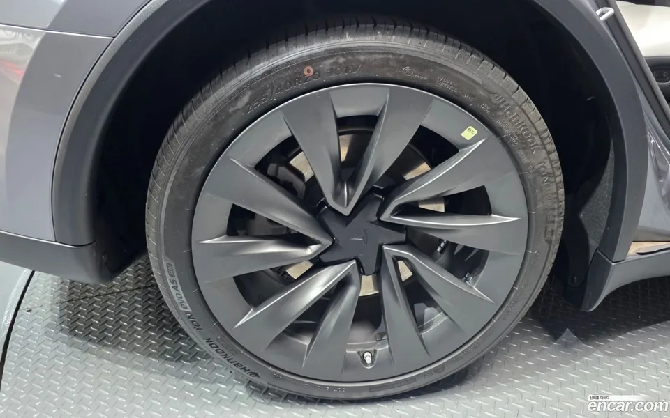 Tesla Model Y AWD 2025 — миниатюра 5