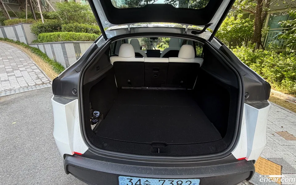 Tesla Model Y RWD 2025 — миниатюра 5