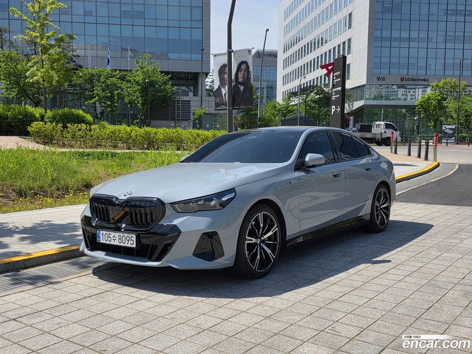 BMW 5 Series 530i xDrive M 2024 — фото 1, купить с доставкой в Москву