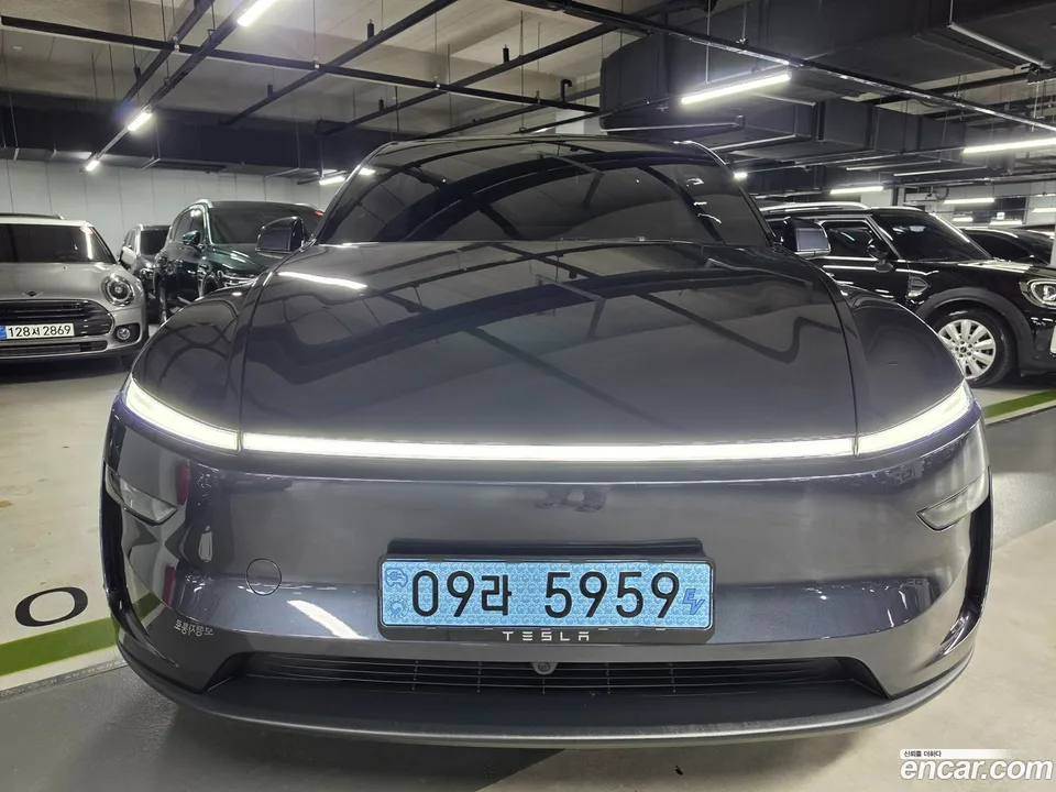 Tesla Model Y RWD 2025 — миниатюра 2