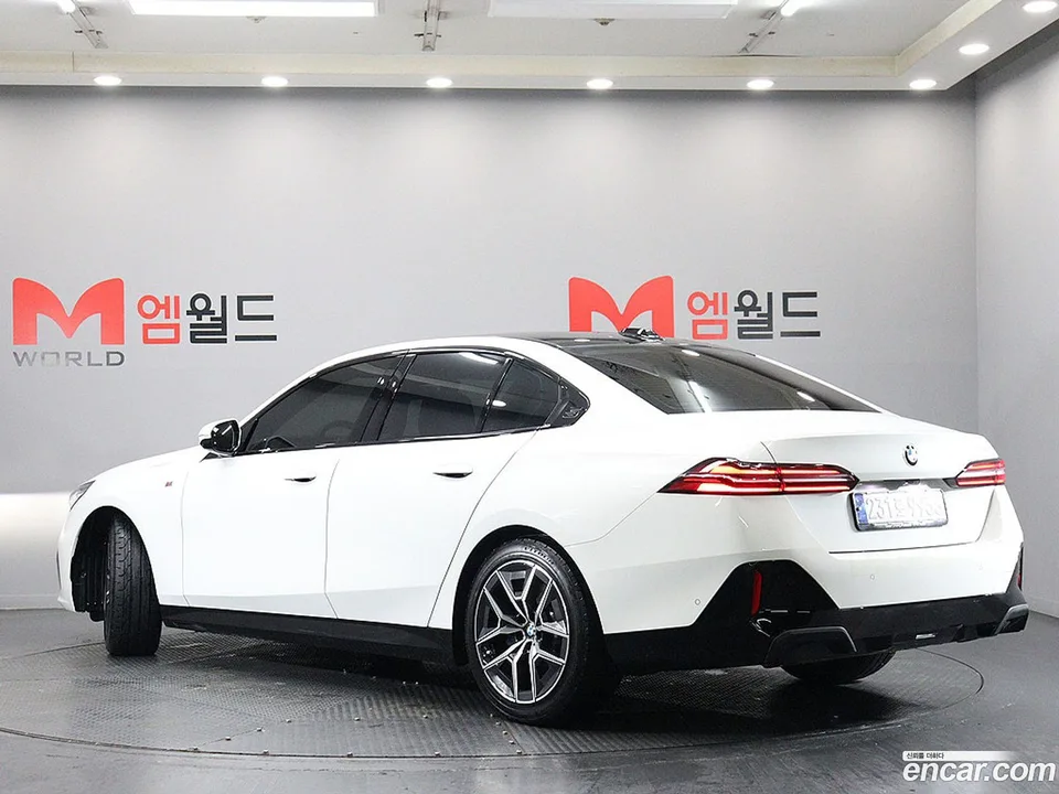 BMW 5 Series 520i M 2023 — миниатюра 5