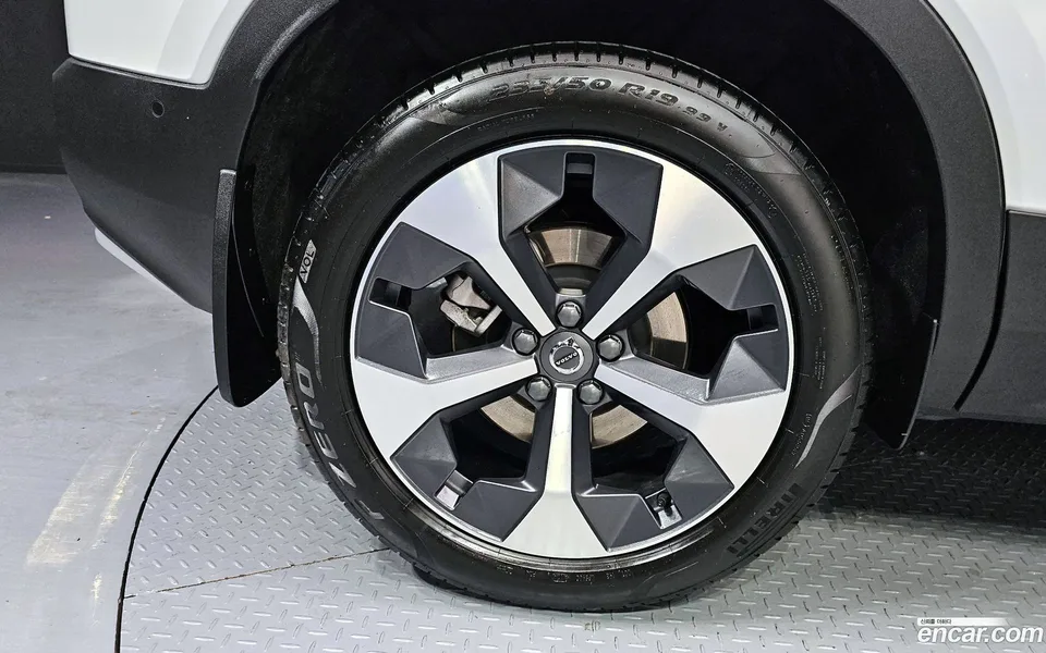 Volvo XC40 B4 2025 — миниатюра 5