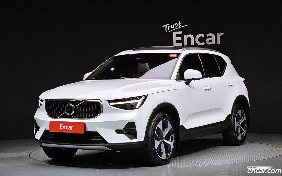Volvo XC40 B4 2025 — фото 1, купить с доставкой в Москву