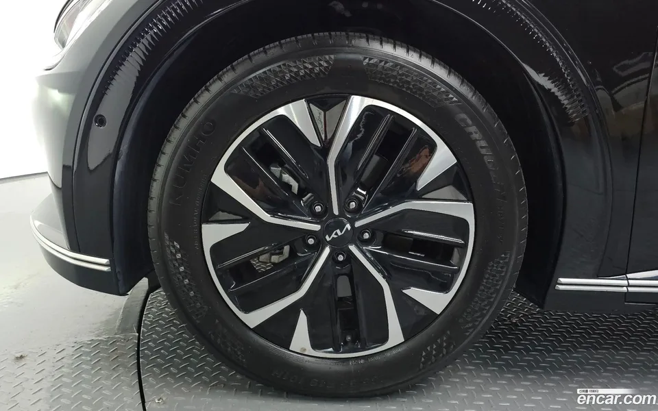 Kia EV6 2023 — миниатюра 2