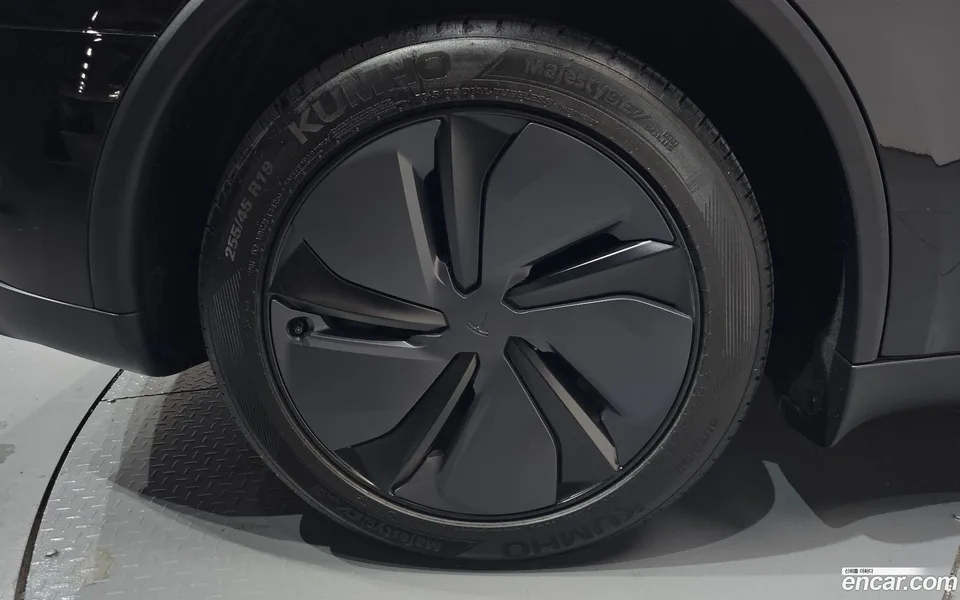 Tesla Model Y RWD 2025 — миниатюра 5