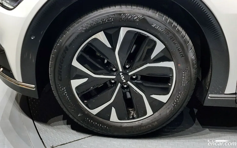 Kia EV6 2023 — thumbnail 2