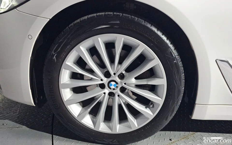 BMW 5 Series 520i 2023 — миниатюра 5