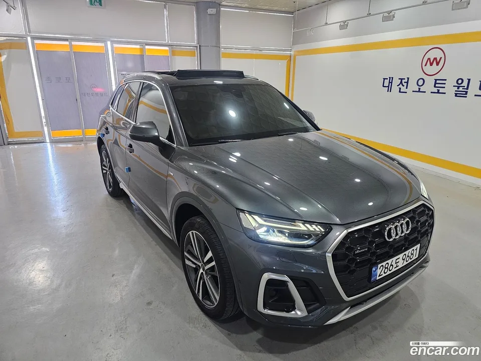 Audi Q5 45 TFSI 2023 — фото 1, купить с доставкой в Москву