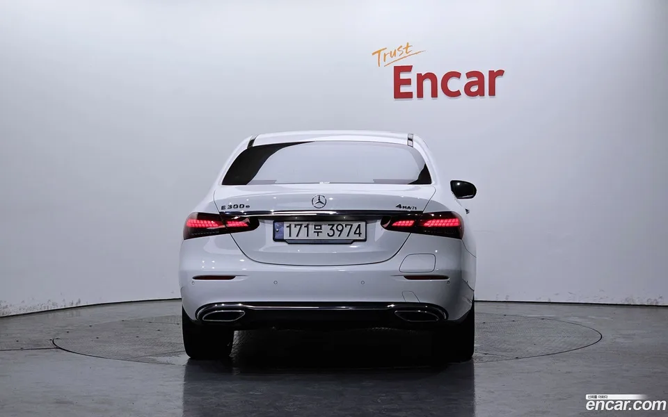 Mercedes-Benz E-Class E300e 4MATIC 2023 — миниатюра 4