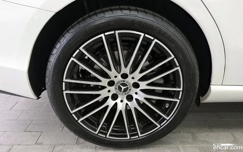 Mercedes-Benz C-Class C200 2025 — миниатюра 5