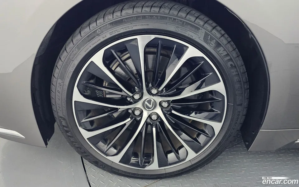 Lexus LS 500 3.5 AWD 2023 — миниатюра 5