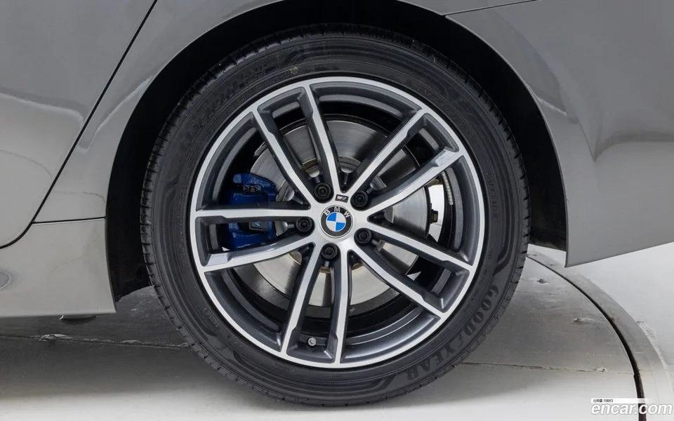 BMW 5 Series 520i M 2022 — миниатюра 2