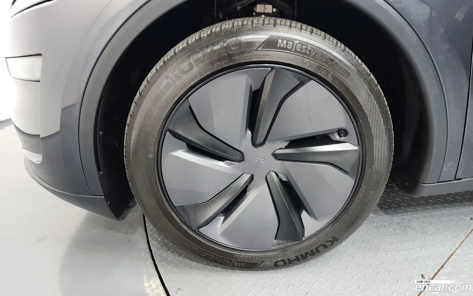 Tesla Model Y RWD 2025 — миниатюра 5