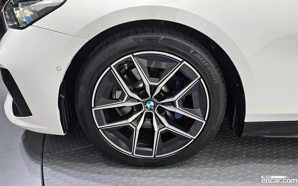 BMW 5 Series 520i M 2024 — миниатюра 2