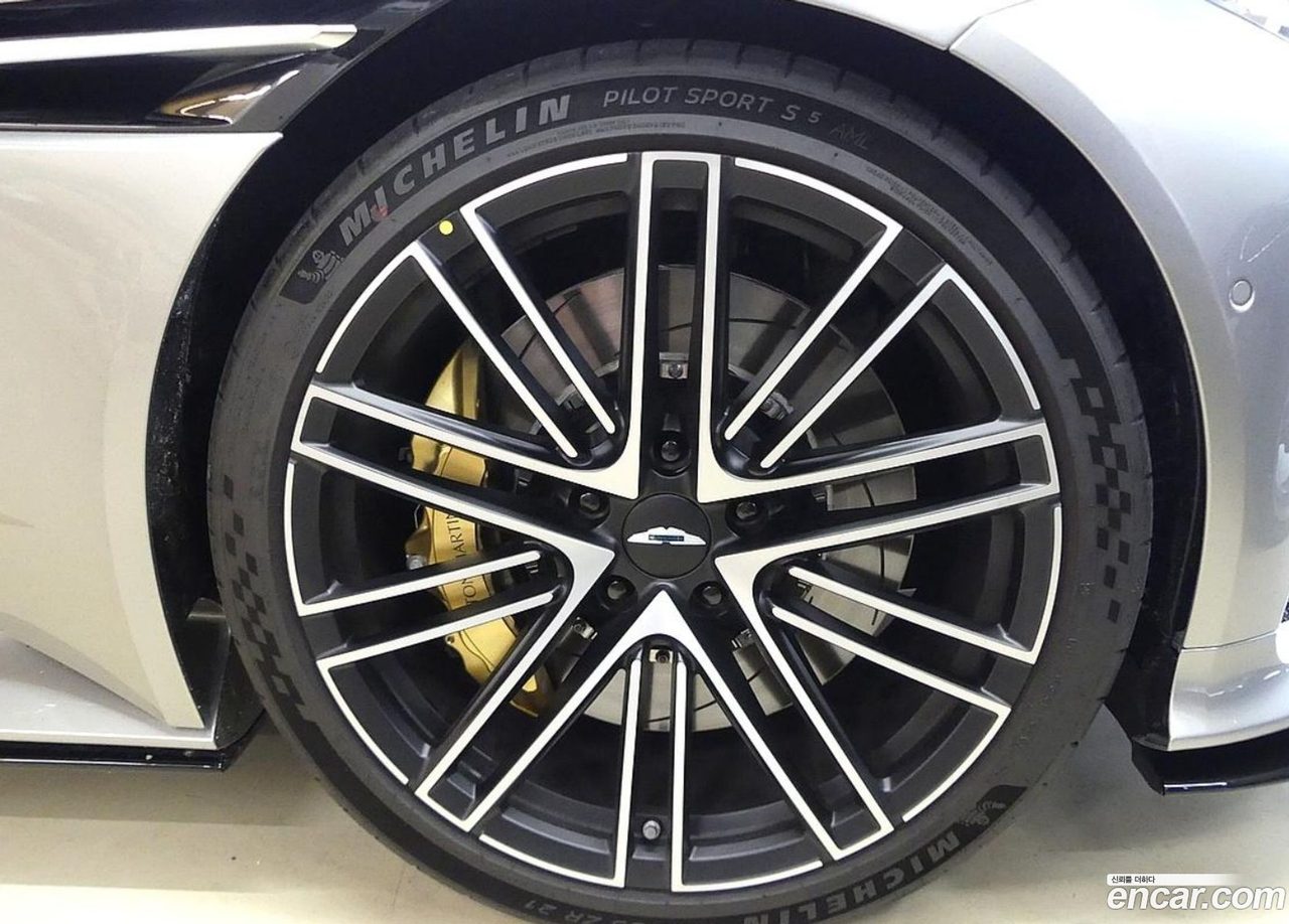 Aston Martin DB12 2025 — 2
