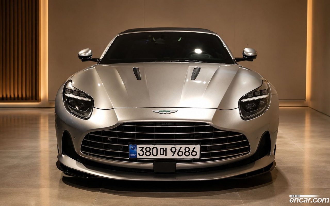 Aston Martin DB12 2025