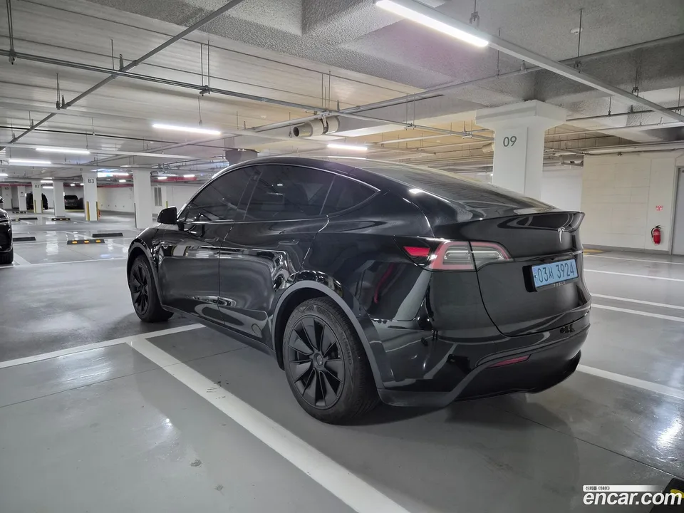 Tesla Model Y RWD 2023 — миниатюра 2