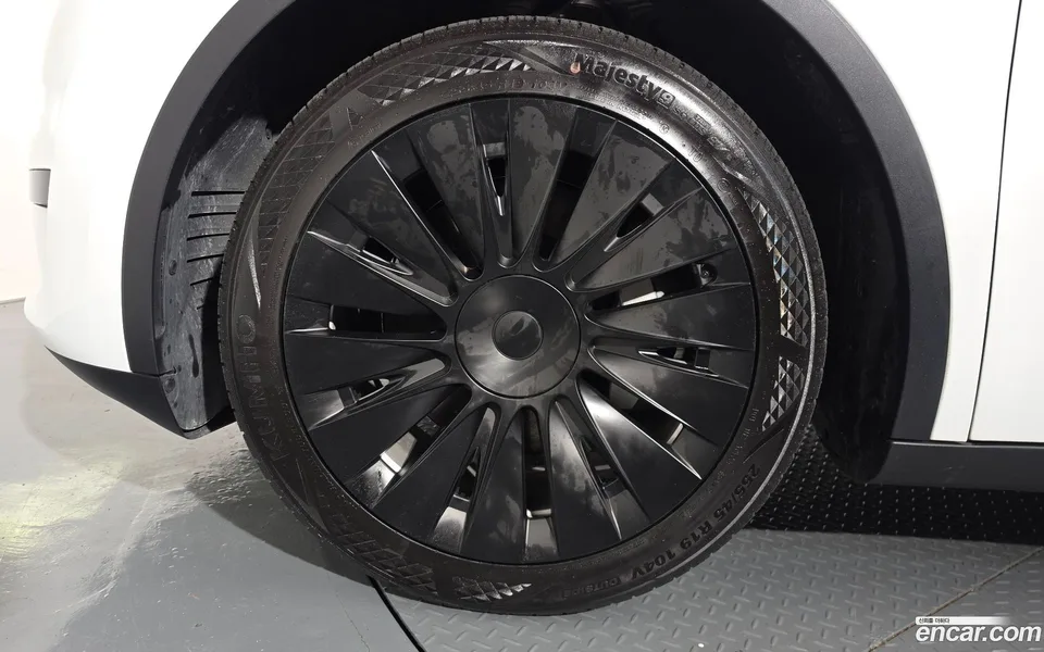Tesla Model Y RWD 2024 — миниатюра 2