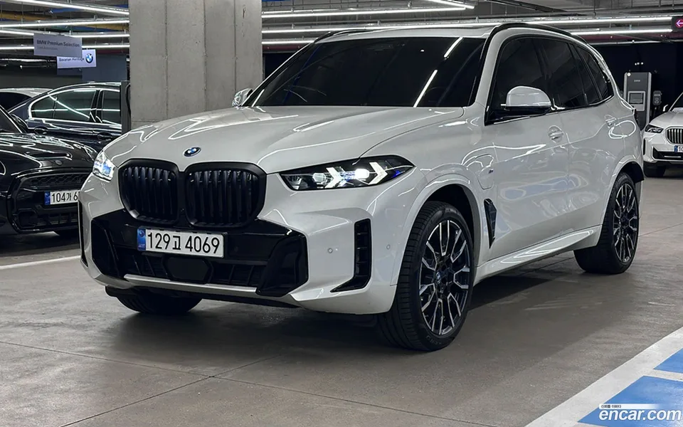 BMW X5 xDrive 50e M 2025 — фото 1, купить с доставкой в Москву