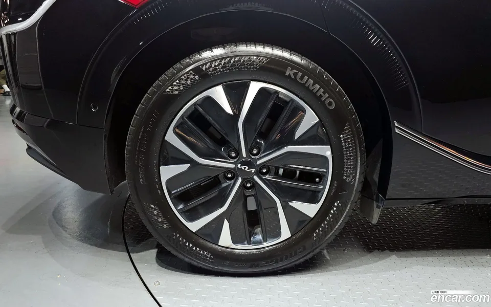 Kia EV6 2023 — миниатюра 2