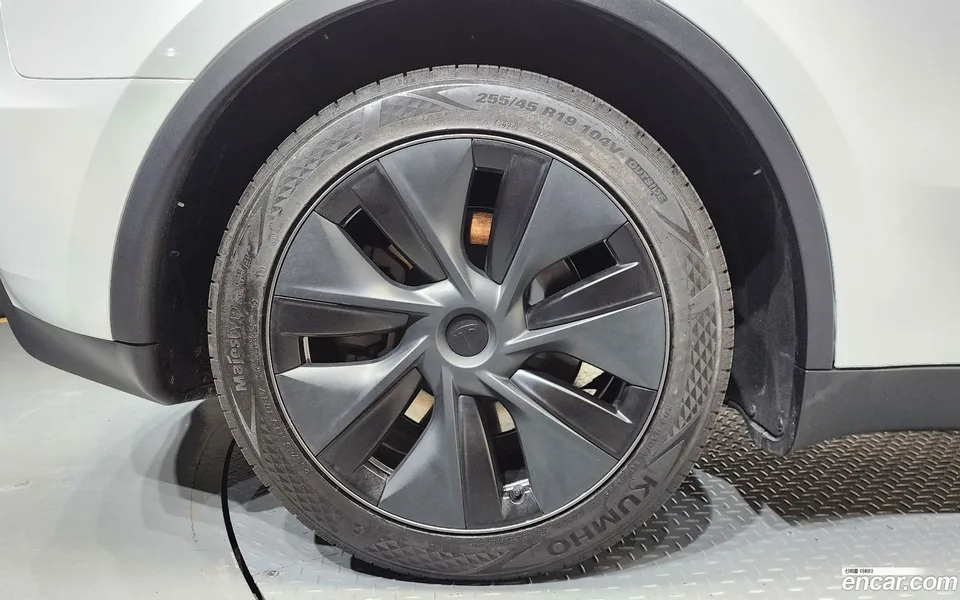 Tesla Model Y RWD 2025 — миниатюра 5