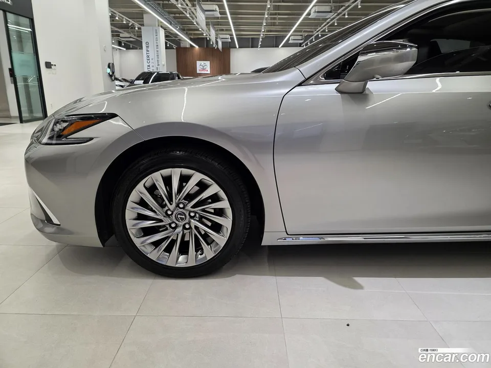 Lexus ES 300h 2025 — миниатюра 5