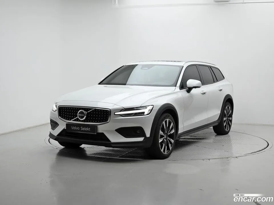Volvo V60 Cross Country B5 AWD 2025 — фото 1, купить с доставкой в Москву