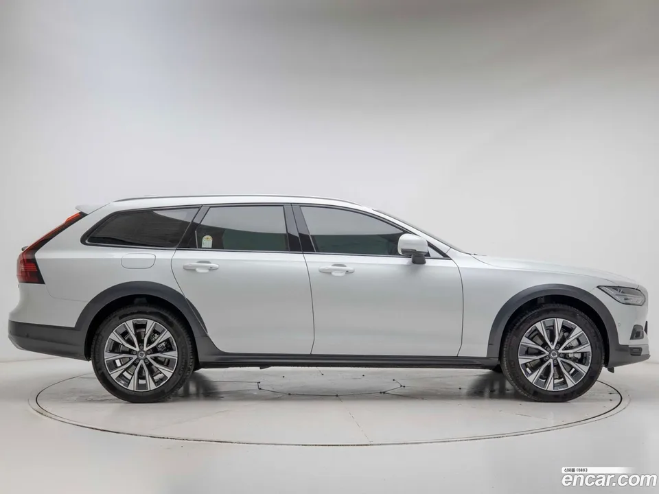 Volvo V90 Cross Country B5 AWD 2025 — миниатюра 3