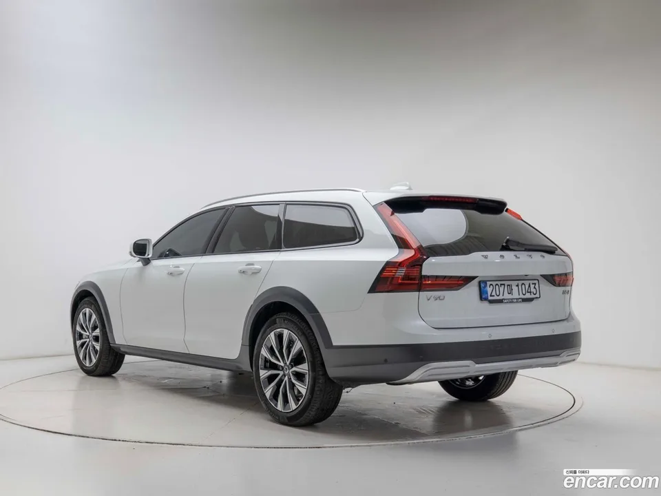 Volvo V90 Cross Country B5 AWD 2025 — миниатюра 4
