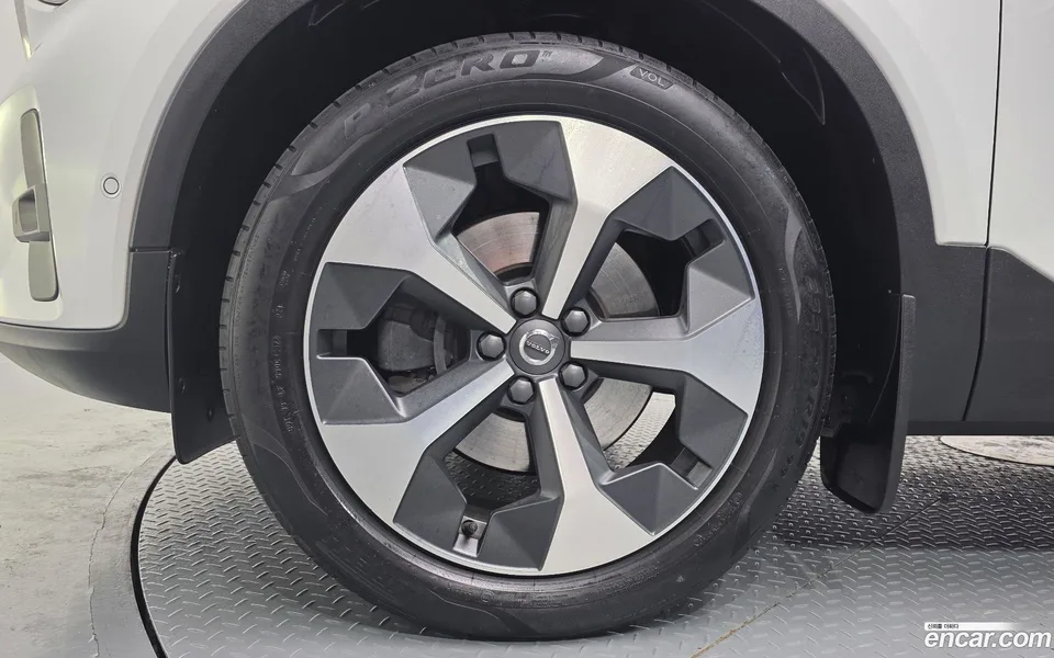 Volvo XC40 B4 2023 — миниатюра 2