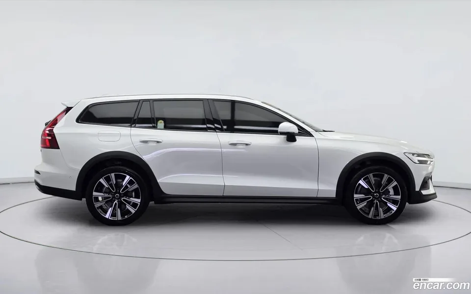 Volvo V60 Cross Country B5 AWD 2025 — миниатюра 4
