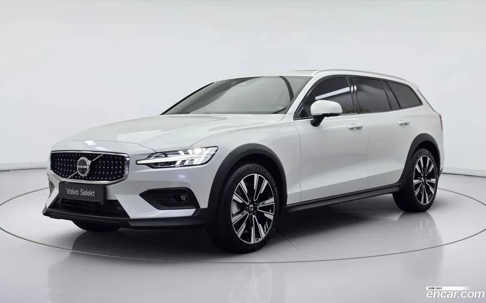 Volvo V60 Cross Country B5 AWD 2025 — фото 1, купить с доставкой в Москву
