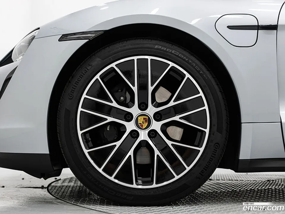 Porsche Taycan 2023 — миниатюра 2