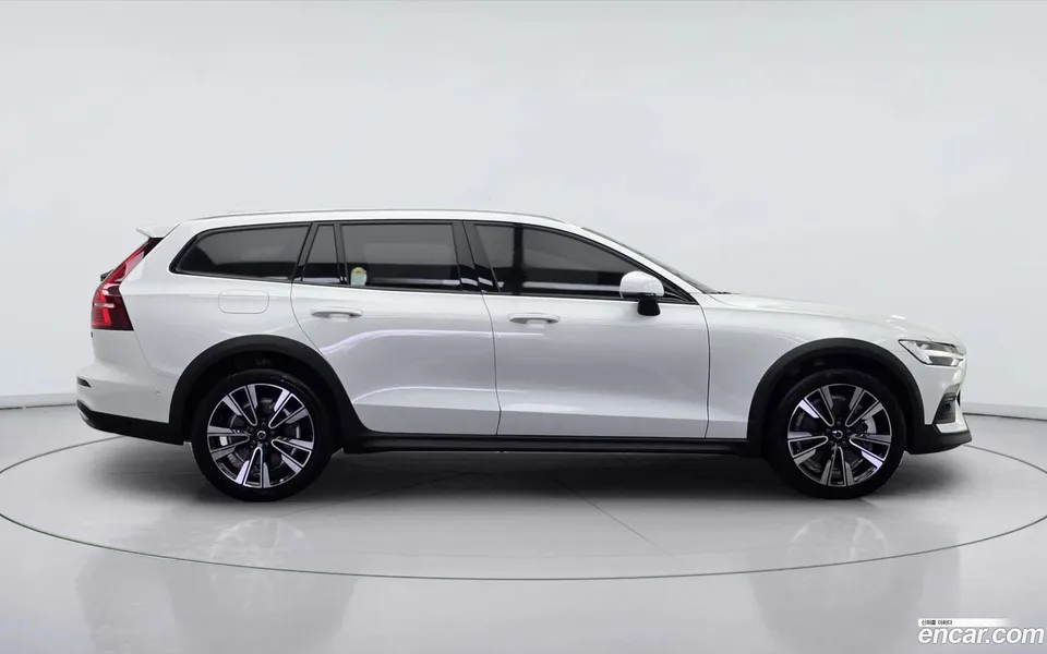 Volvo V60 Cross Country B5 AWD 2025 — миниатюра 4