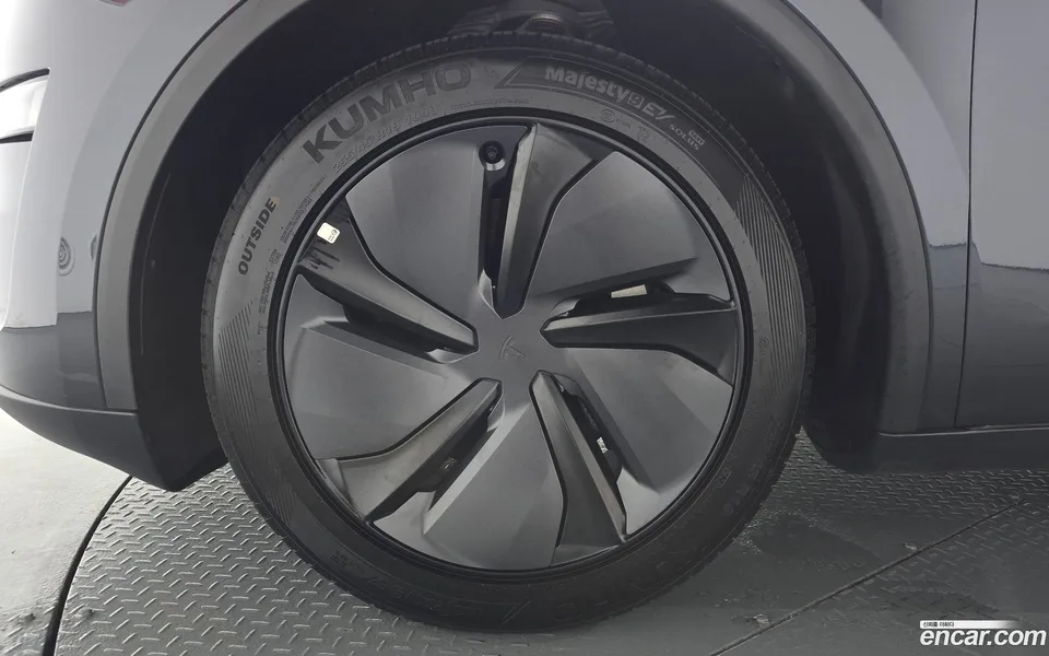 Tesla Model Y AWD 2025 — миниатюра 2